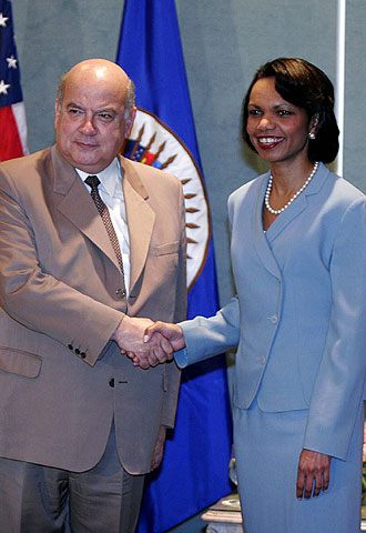 El Secretario General de la OEA, Insulza saluda a la anfitrona de la cumbre americana, Condolezza Rice, en Florida