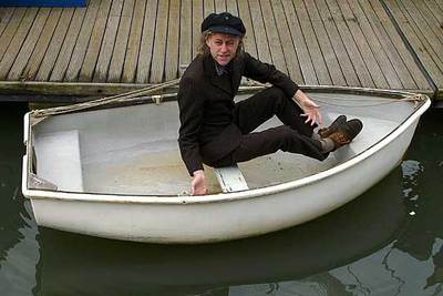 Bob Geldof invitó desde una barca a los marineros a llevar manifestantes a la reunión del G-8.