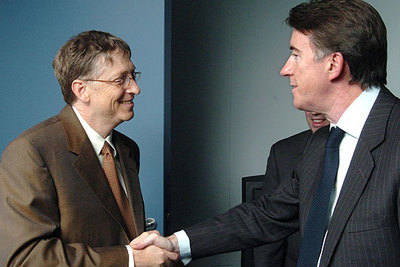 Bill Gates (a la izquierda) saluda a Peter Mandelson, comisario europeo de Comercio, el pasado febrero.