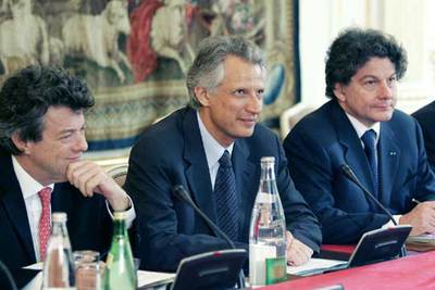 De Villepin, flanqueado por los ministros de Empleo, Jean-Louis Borloo (izquierda), y de Finanzas, Thierry Breton.