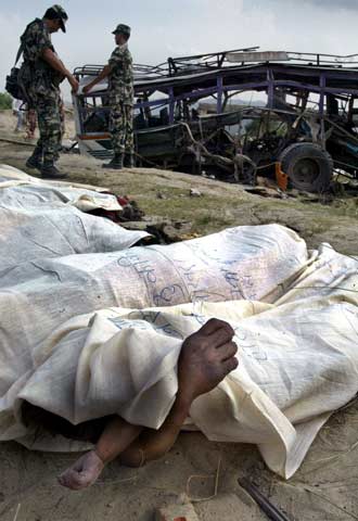 Los cuerpos de una mujer y un niño yacen en el lugar del atentado.