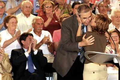 Touriño, con la dirigente del PSdeG Mar Barcon. A la izquierda, el alcalde de A Coruña, Francisco Vázquez.