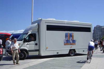 Furgoneta de la campaña  Camiños de concordia,  utilizada por el PP en un acto electoral en A Coruña.
