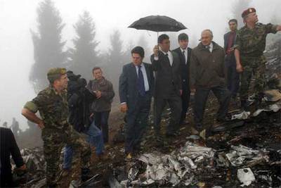 El entonces ministro de Defensa, Federico Trillo-Figueroa, en el lugar del rnrnaccidente el 27 de mayo de 2003.