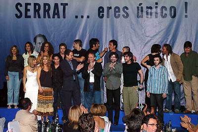 Serrat, entre Zapatero y Sabina, junto a los artistas que han colaborado en los dos volúmenes de  Eres único  recibe el aplauso del público de Florida Park.