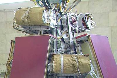 La nave  Cosmos 1  con las ocho velas enrolladas.