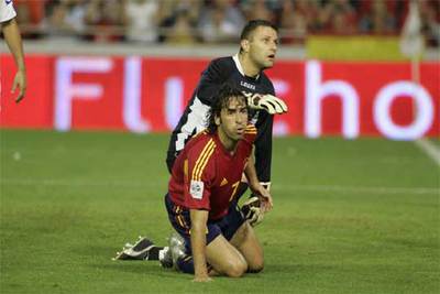 Raúl, junto al portero bosnio, tras una jugada del partido.