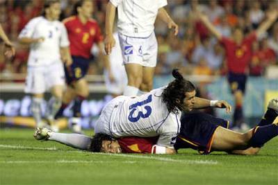 Milenkovic cae sobre Raúl en un lance del partido.