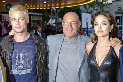 El productor Amon Milchan, entre Brad Pitt y Angelina Jolie, en el estreno de  Mr. & Mrs. Smith  en Los Ángeles.