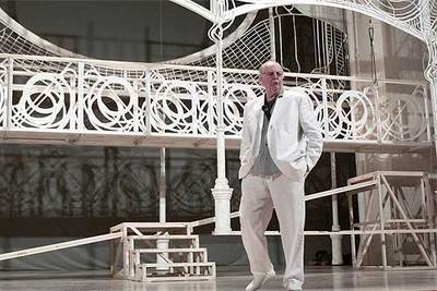 Dario Fo, premio Nobel de Literatura 1997, en los decorados que ha diseñado para 'La gazzetta'.