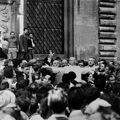El papa Pío XII (al centro), tras el bombardeo en Roma en octubre de 1943.