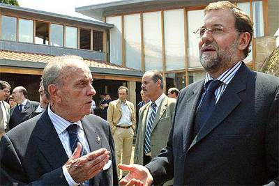 El presidente de la Xunta, Manuel Fraga, a la izquierda, conversa con el líder del PP, Mariano Rajoy.
