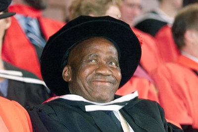 Hamilton Naki, en 2003, cuando recibió l título honorífico en  máster  en Medicina