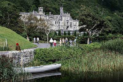 La abadía de Kylemore, construida entre 1867 y 1871, es actualmente una escuela, aunque se puede visitar para descubrir su suntuosa decoración victoriana.