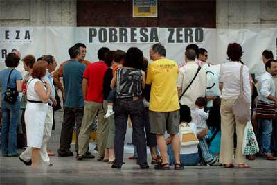 Decenas de ciudadanos se acercaron ayer a la concentración que las ONG organizaron en Valencia bajo el lema 