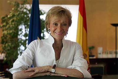 La vicepresidenta primera del Gobierno, María Teresa Fernández de la Vega, en su despacho.