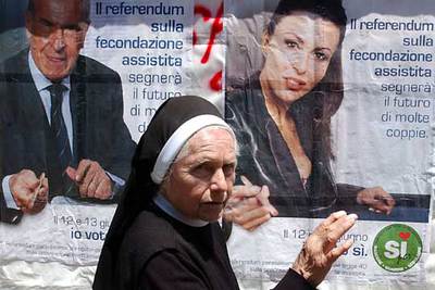 Una monja pasa ante los carteles de una de las formaciones que piden el  sí   el pasado miércoles en Roma.