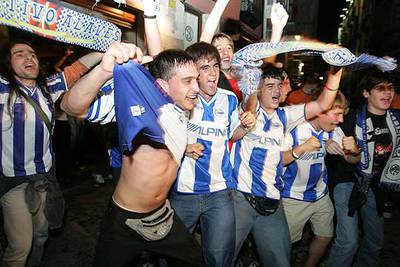 Aficionados del Alavés celebran el ascenso en las calles de Vitoria.