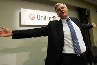 El consejero delegado de Unicredito, Alessandro Profumo, en la rueda de prensa celebrada ayer en Milán.