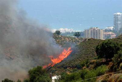 Desalojadas 100 familias en Marbella por un incendio