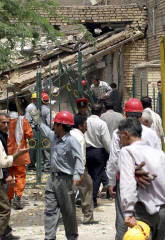 Un equipo de rescate trabaja en uno de los edificios afectados en Ahvaz.