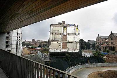 Inicio del derribo de dos pabellones en Sant Pau