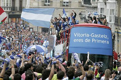40.000 AFICIONADOS HOMENAJEAN AL ALAVÉS.