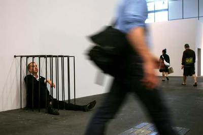 Escultura viviente  Broker,  del artista italiano Gianni Motti, en la feria de Basilea.