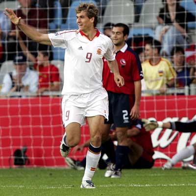 Llorente celebra su primer gol ante Chile.