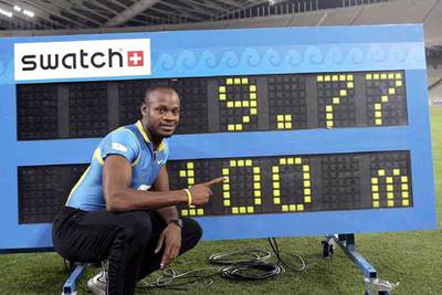 Asafa Powell, ante el marcador electrónico que señala su récord.