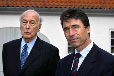 Giscard d'Estaing, presidente de la Convención Europea, junto a Fogh, primer ministro danés (derecha), en julio de 2002.