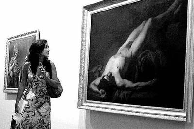 Una mujer observa la pintura  Héctor,  de Jacques-Louis David, en la exposición de la sala del BBVA dedicada al Museo Fabre.