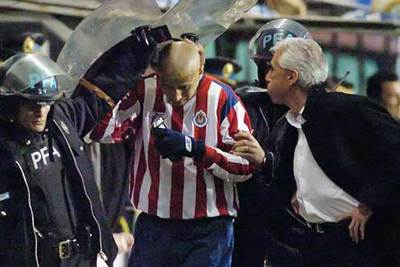 El entrenador del Boca, Jorge Benítez, escupe al delantero del Chivas Bautista.