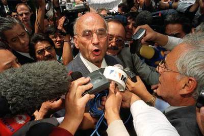 El ex presidente Luis Echeverría se dirige a la prensa, en México, en julio de 2002.