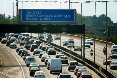 Circulación de vehículos por una autopista de salida de Londres en 2003.
