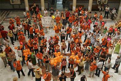 Funcionarios de Justicia, durante la protesta de ayer en los Juzgados de Málaga.