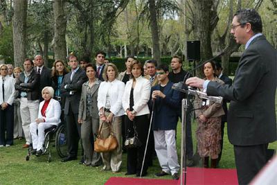 El alcalde madrileño, Ruiz-Gallardón, con deportistas embajadores de Madrid 2012.
