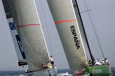 El  Desafío Español,  a la derecha, ante al equipo alemán ayer en aguas de Valencia.