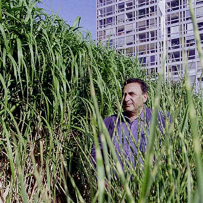 Juan José Saer (Serodino, Santa Fe, 1937-París, 2005), en una entrevista en París en 2002.