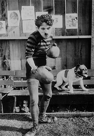 Charles Chaplin, en  Charlot boxeador   (The champion,  1915). (Archivos de Roy Export Company Establishment, cortesía NBC, París).