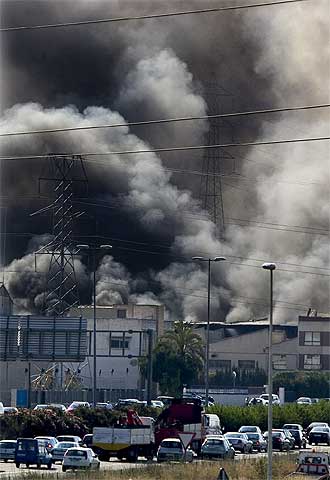 Arde una empresa de muebles