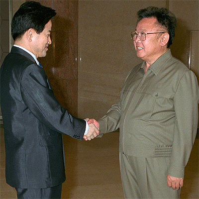 Chung Dong-young, ministro surcoreano de Unificación (izquierda), saluda al líder norcoreano Kim Jong Il.