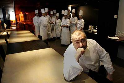 El  chef  Santi Santamaría y su equipo.