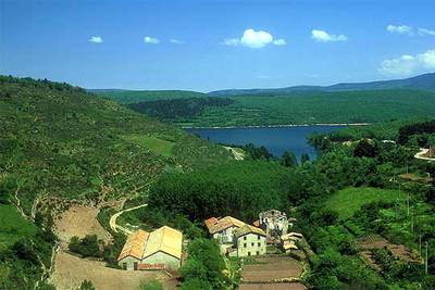 El embalse González de Lacasa, cerca de El Rasillo y Ortigosa de Cameros, donde se practican deportes náuticos.