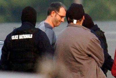 Mikel Antza, el 5 de octubre de 2004 en el aeropuerto de Biarritz antes de ser trasladado a París.