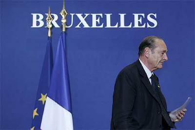 El presidente francés, Jacques Chirac, se retira de la conferencia de prensa celebrada al final de la cumbre de Bruselas.rnrnEFE