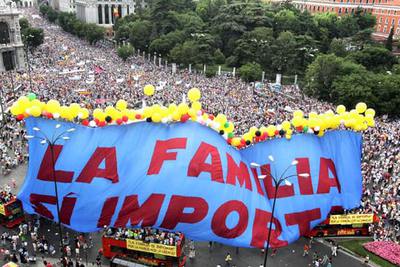 Una pancarta gigante con el lema  La familia sí importa,  al final  de la manifestación.