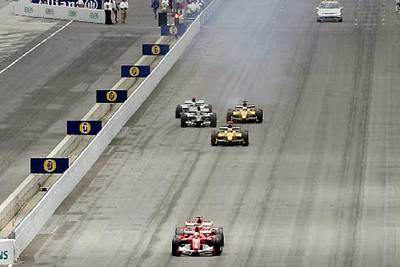 Los seis únicos participantes ruedan por la recta de tribuna al inicio de la carrera.