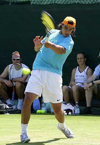 Nadal se entrena ayer en Wimbledon delante de Magdalena  Maleeva.