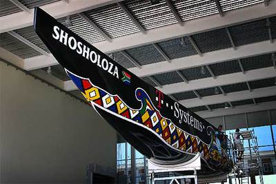 El nuevo barco del  Shosholoza,  días antes de empezar a navegar, en la base del equipo en el puerto de Valencia.